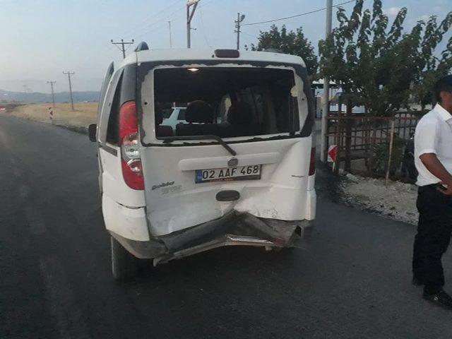 Hafif ticari araç ile otomobil çarpıştı: 4 Yaralı 1