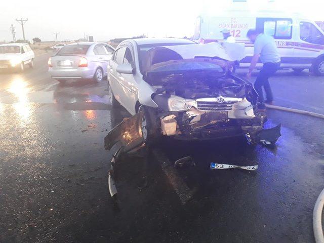 Hafif ticari araç ile otomobil çarpıştı: 4 Yaralı 2