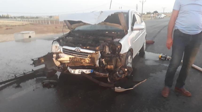 Hafif ticari ara&ccedil; ile otomobil &ccedil;arpıştı: 4 Yaralı