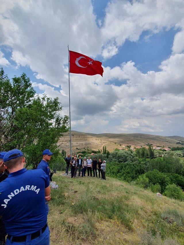 Köylerine dev Türk bayrağı astılar