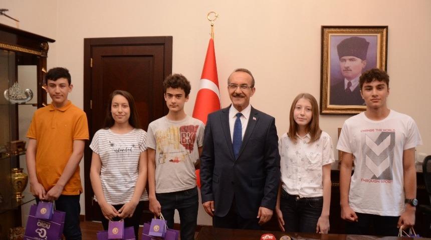 Vali Yavuz, LGS’den tam puan alan öğrencileri ödüllendirdi