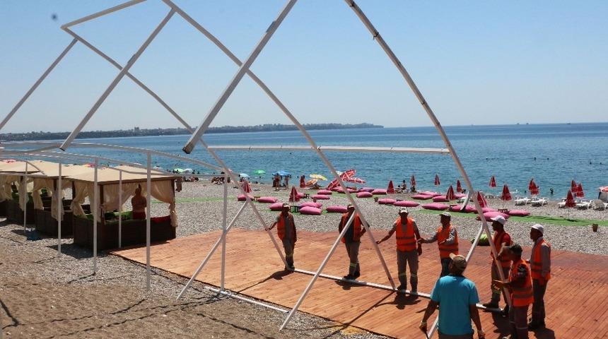 Konyaaltı Sahili&rsquo;nde halkın kullanım alanı işgaline m&uuml;dahale