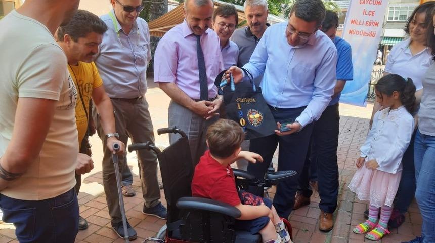 İlkokul &ouml;ğrencileri iki engelliye umut oldu