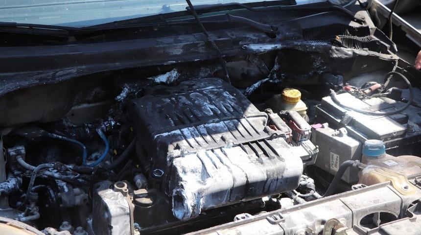 Siirt&rsquo;te seyir halindeki ara&ccedil;ta yangın