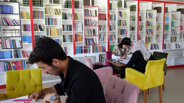 Kitap okuyanların ücretsiz çay içtiği kafeye 2 yılda 60 bin ziyaretçi