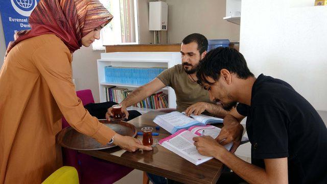 Kitap okuyanların ücretsiz çay içtiği kafeye 2 yılda 60 bin ziyaretçi