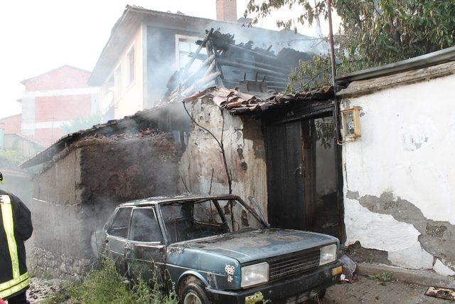 Tosya’da araç yangını eve sıçradı