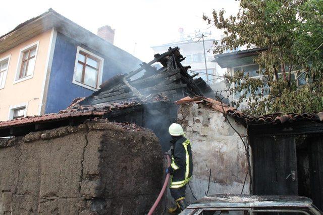 Tosya’da araç yangını eve sıçradı