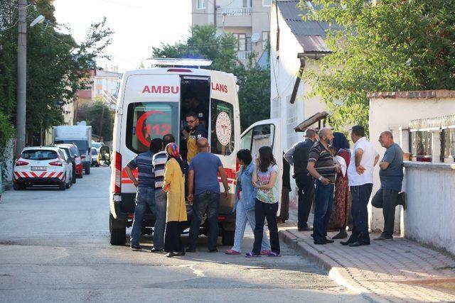 Vişne toplamak için çıktığı ağaçtan düşen şahıs yaralandı