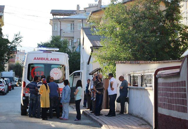 Vişne toplamak için çıktığı ağaçtan düşen şahıs yaralandı