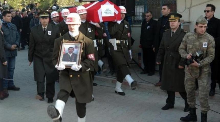 Şehit cenazesinde Kılı&ccedil;daroğlu'nun &ccedil;elengine saldırı