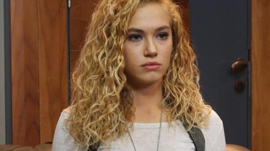 G&uuml;zel oyuncu Melisa Şenolsun'un mayolu paylaşımına beğeni yağdı