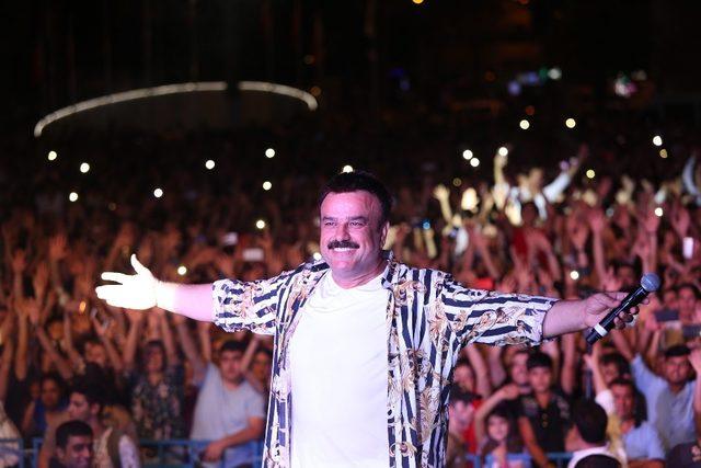 Hatay’ın İskenderun ilçesinde vatandaşlar kurtuluş günü konserinde coştular