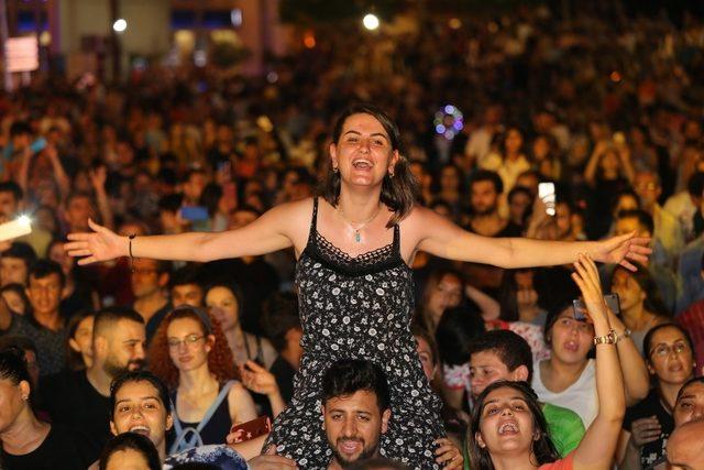 Hatay’ın İskenderun ilçesinde vatandaşlar kurtuluş günü konserinde coştular