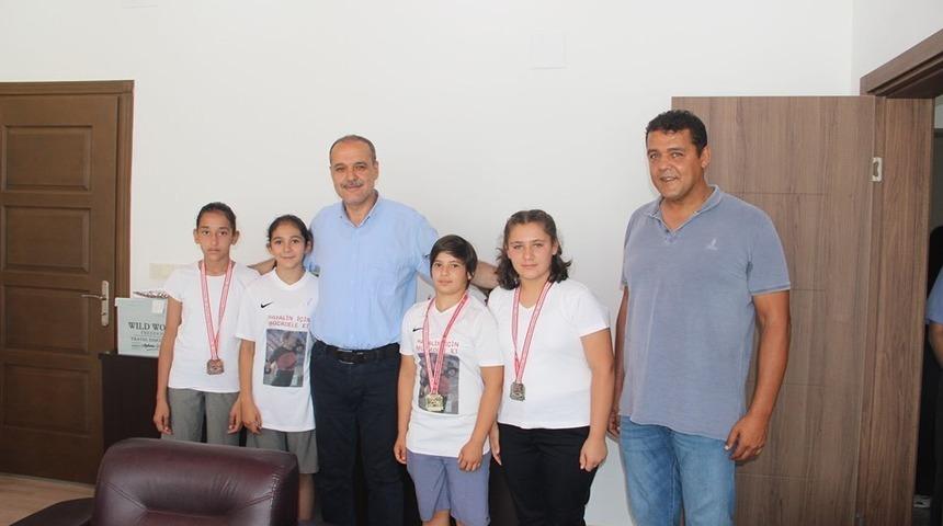 Başarılı sporculardan Başkan Uzundemir&rsquo;e ziyaret