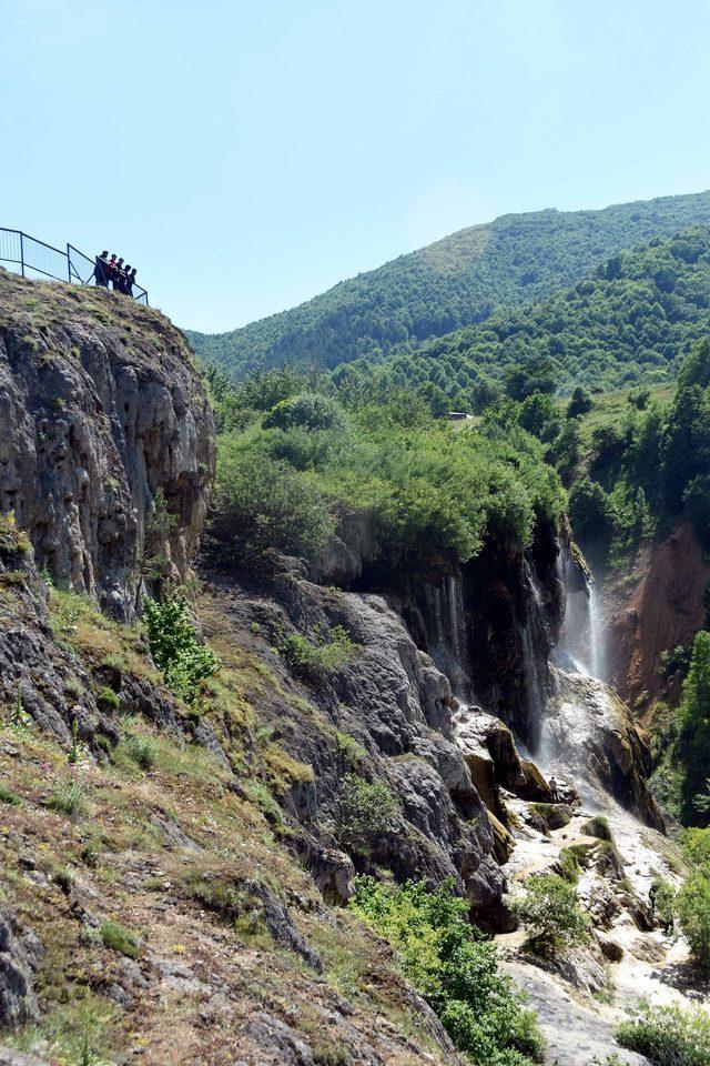 Dipsiz Göl Şelalesi, 'gelinlik' gibi süzülen suyuyla ilgi çekiyor