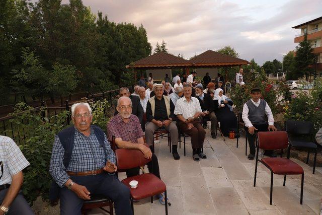 Huzurevi sakinleri açık havada sinema izledi