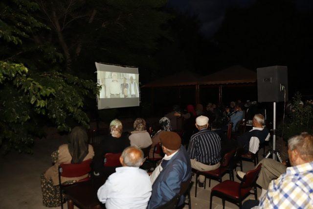 Huzurevi sakinleri açık havada sinema izledi