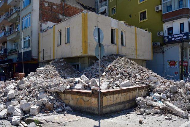 Biga Merkez Polis Karakolu yıkıldı