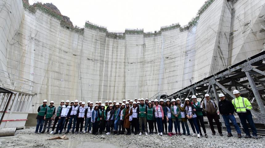 Türkiye'nin en yüksek baraj inşaatında 112 metre gövdeye ulaşıldı