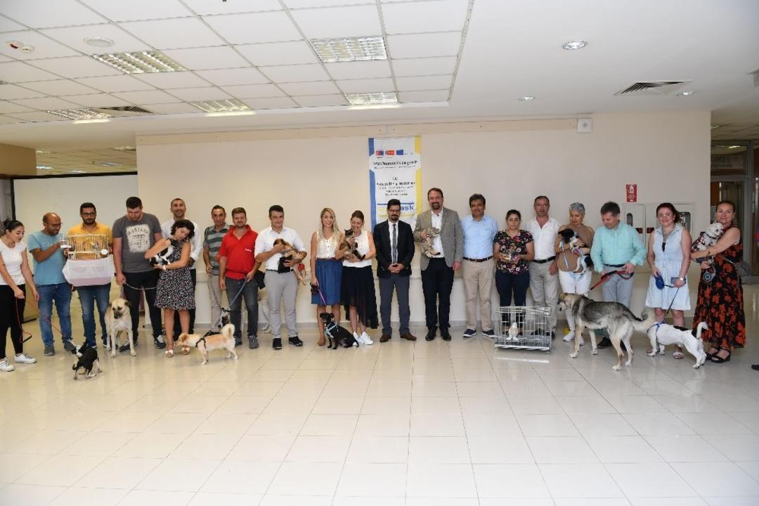 Belediye personeli ayda bir g&uuml;n evcil hayvanıyla mesaiye geliyor