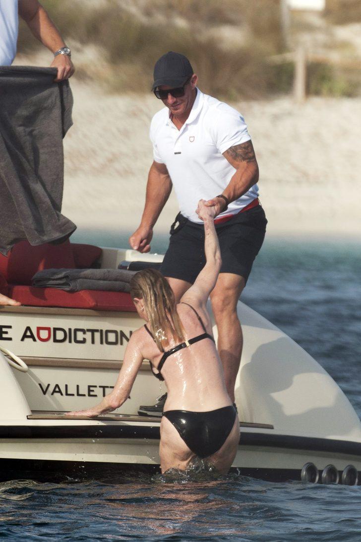 61 yaşındaki Melanie Griffith bikinisiyle yıllara meydan okudu G3