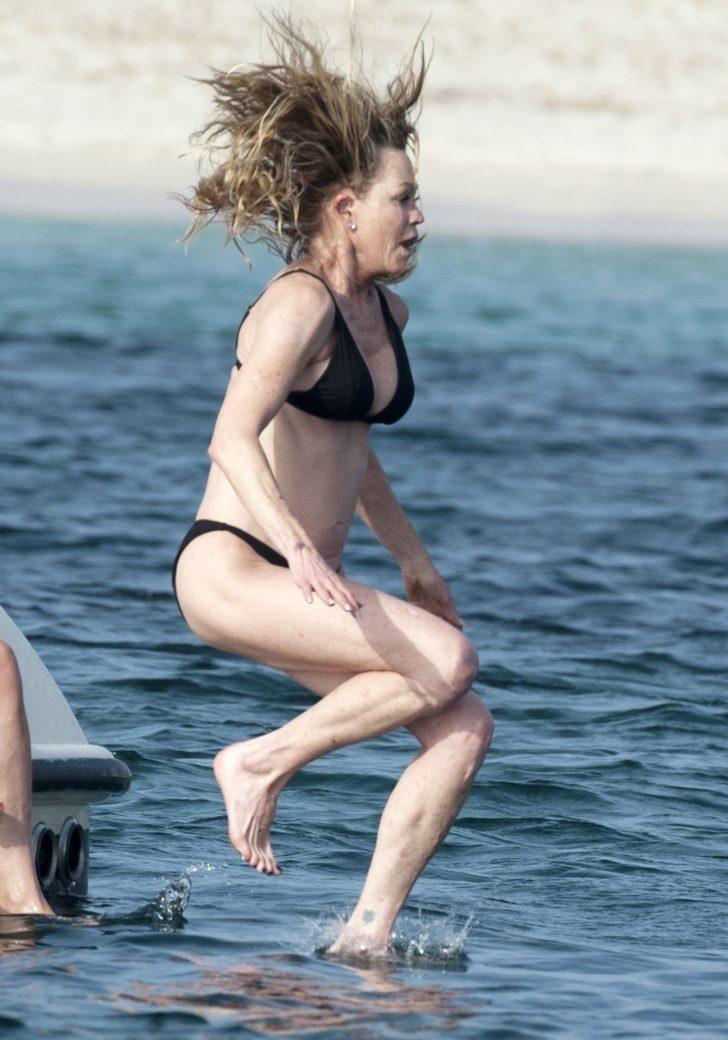 61 yaşındaki Melanie Griffith bikinisiyle yıllara meydan okudu G5