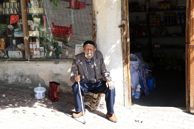 80 yıldır bakkal işletiyor