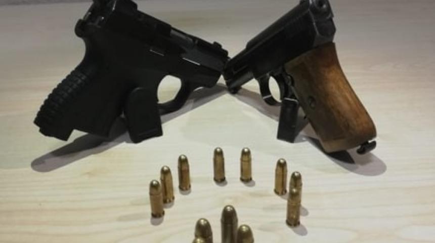 Huzur uygulamasında iki tabanca ele ge&ccedil;irildi