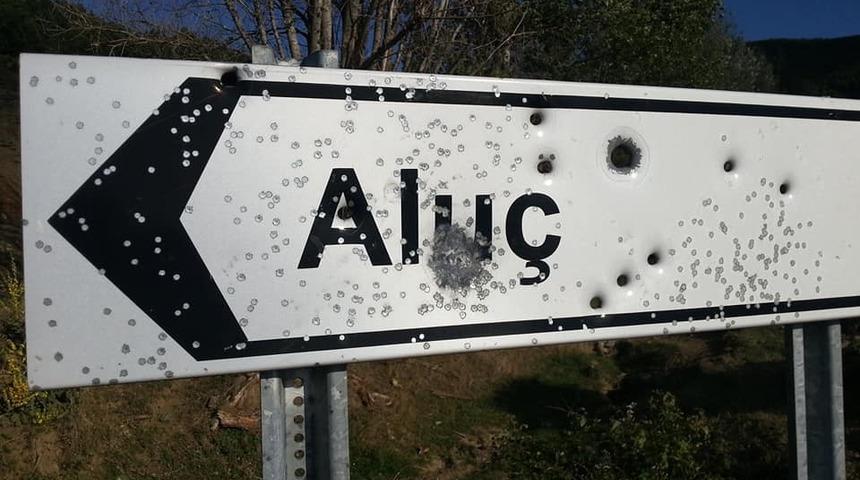 Tokat&rsquo;ta y&ouml;n levhaları hedef tahtası oldu