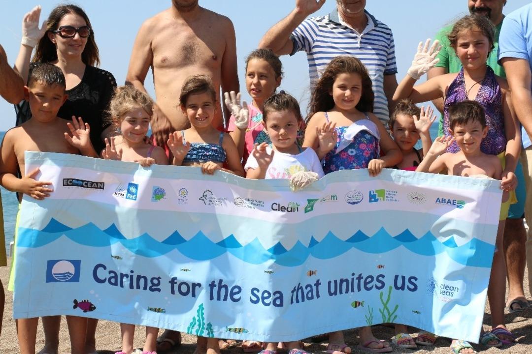 &Ccedil;ocuklar Lara sahilini temizleyip, d&uuml;nyaya mesaj verdi