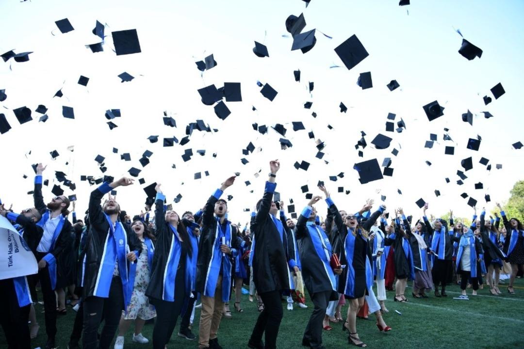 Eğitim Fak&uuml;ltesi ve Devlet Konservatuvarında mezuniyet heyecanı