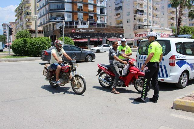 Kumluca’da motosiklet sürücülerine kask denetimi