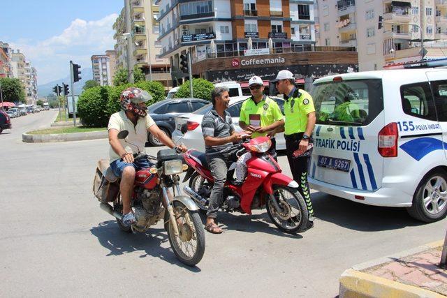 Kumluca’da motosiklet sürücülerine kask denetimi