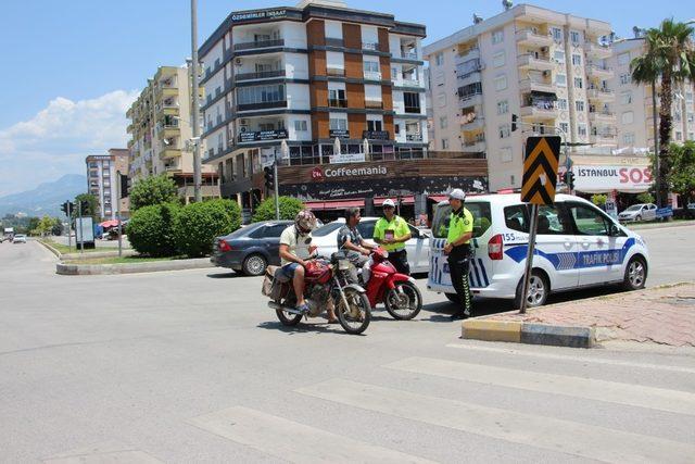 Kumluca’da motosiklet sürücülerine kask denetimi