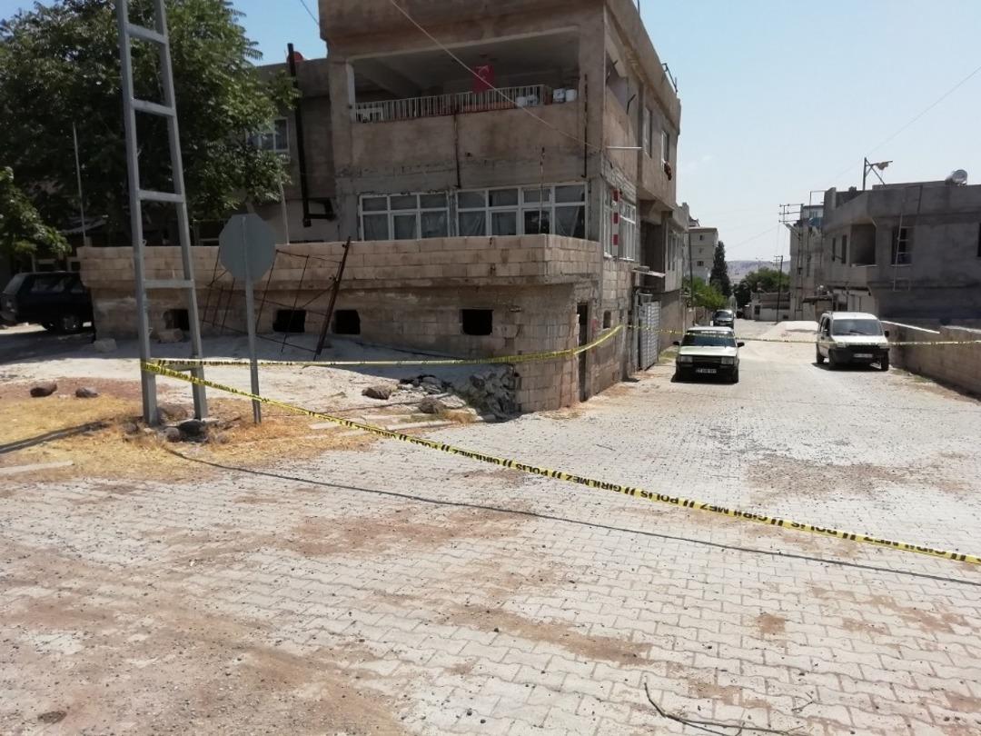 Torunlarını vermeyen eski d&uuml;n&uuml;r&uuml;n&uuml; tabancayla yaraladı