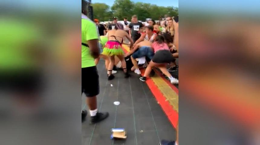 Londra’daki müzik festivalinde yumruklar havada uçuştu