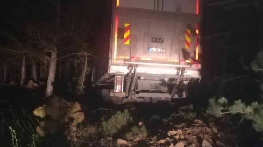 Kontrolden &ccedil;ıkan kamyon şarampole yuvarlandı