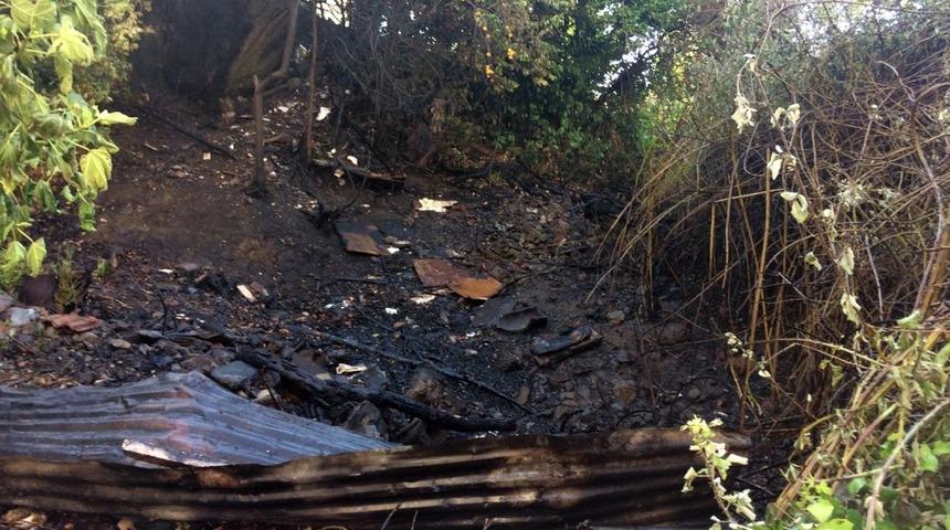 Bah&ccedil;ede &ccedil;ıkan yangın evlere sı&ccedil;ramadan s&ouml;nd&uuml;r&uuml;ld&uuml;