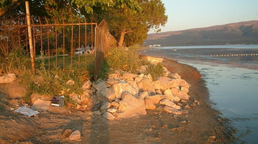 Kamp y&ouml;netimi vatandaşlara kumsaldan ge&ccedil;işini engelledi