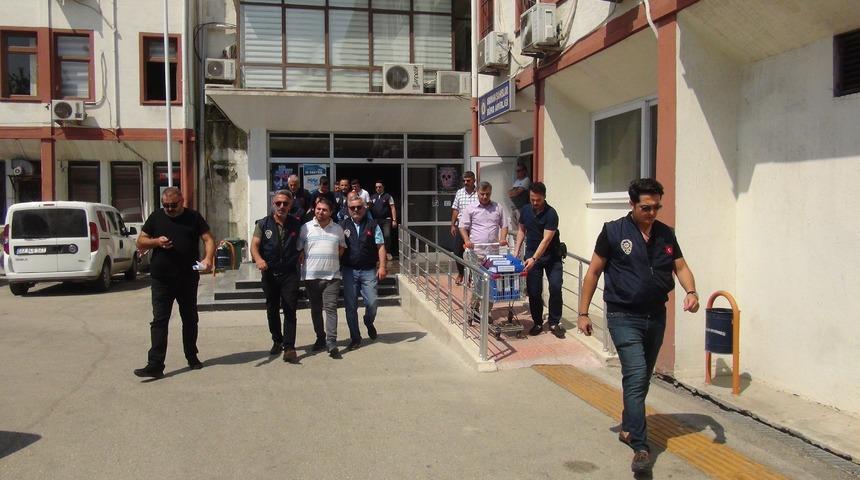 Mersin'deki metil alkol zehirlenmeleriyle ilgili 4 zanlı tutuklandı