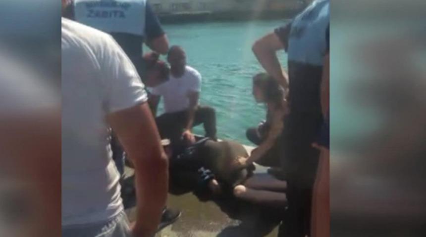 Kadıköy'de denize düşen kadını zabıta kurtardı