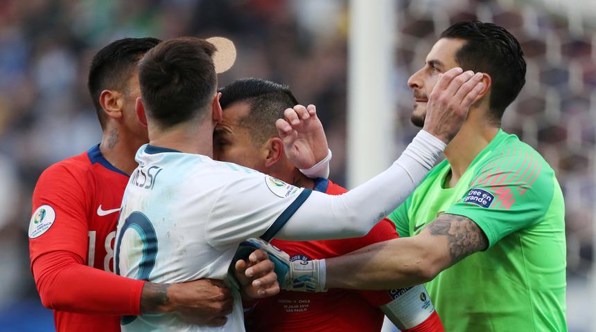 Beşiktaş'ın yıldızı Gary Medel ile Messi birbirine girdi