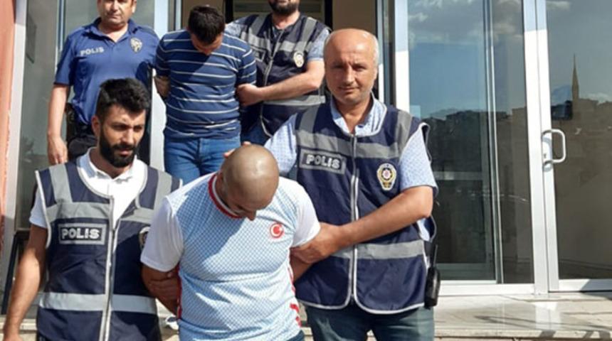 Sahte polisler yakayı ele verdi! &Ouml;ğrencileri evlerine kadar takip edip...