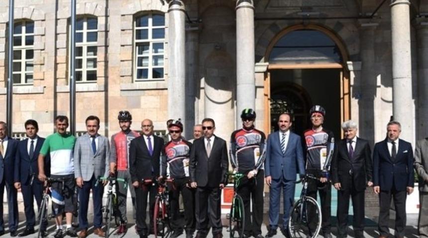 15 Temmuz şehitleri i&ccedil;in Konya&rsquo;dan İstanbul&rsquo;a kadar pedal &ccedil;evirecekler