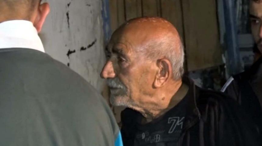 Baktığı kediler yangında hayatını kurtardı