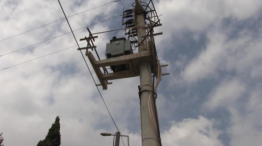 Yıllardır bitmeyen elektrik kesintilerine isyan ettiler