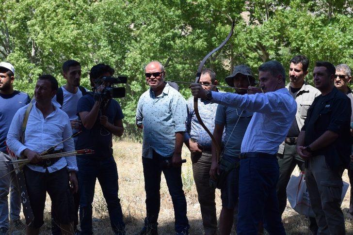 Vali Baruş Fotokamp’ta ok attı G1