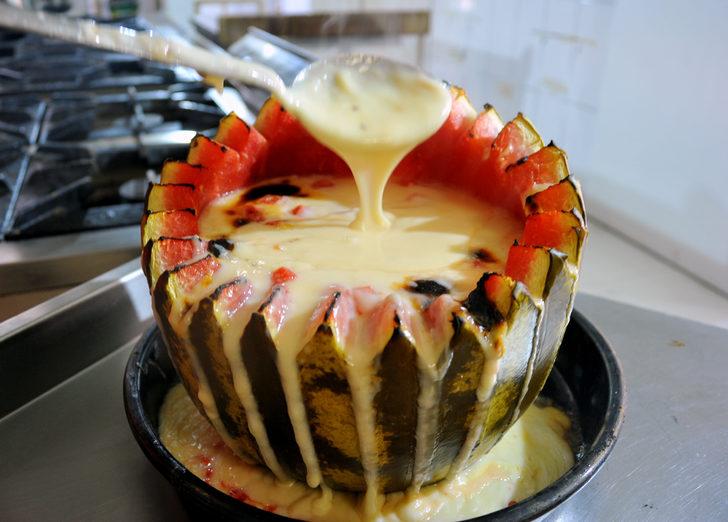 Osmanlı mirası süt helvasını karpuzda pişiriyor G3