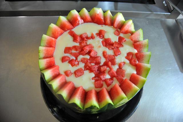 Osmanlı mirası süt helvasını karpuzda pişiriyor 2